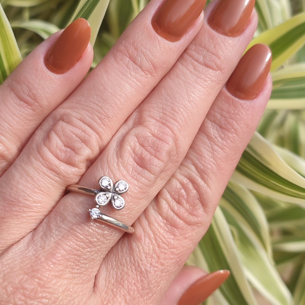 Anel em Prata 925 Floral Quatro Pétalas com Ponto de Luz